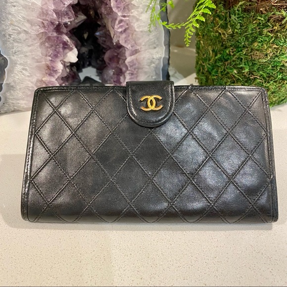 Vintage Black CHANEL Lambskin Wallet with Gold Hardware - Picture 2 of 12